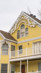 Obraz premium Vertical frame Home in Park City with pastel yellow wall and balconies with white railings
