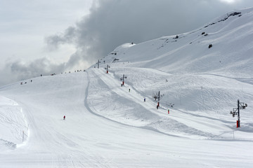 Fototapeta na wymiar Remonte-pentes dans une station de ski