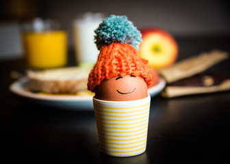 Frühstück mit fröhlichen Eiern