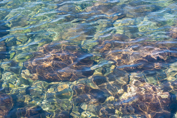 Fototapeta premium Vulkangestein und klares Meerwasser an der Küste Insel Nisyros Griechenland