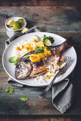 Dorades Grillées et Sauce de Curry Jaune Thaï
