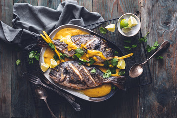 Dorades Grillées et Sauce de Curry Jaune Thaï