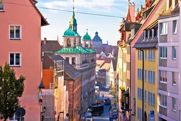 Nürnberg. Farbenfrohe Straßenarchitektur auf der Nürnberger Burgstraße © xbrchx