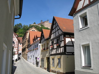 Fototapeta na wymiar Unteres Stadtgäßchen in Kulmbach, mit Blick zur Plassenburg