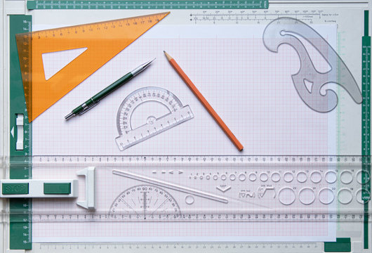 Zeichenbrett mit Bleistift und Geometrie Dreieck
