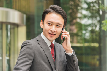 電話するビジネスマン