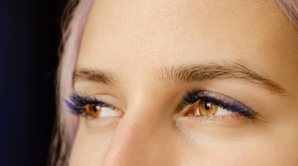 Obraz premium The lashes are black with splashes of blue.