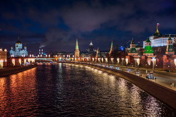 Obraz premium Moscow, Russia - January 03, 2020: View of the Moscow Kremlin, Moscow river and Kremlin embankment at the Christmas illuminations at night.