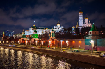 Obraz premium Moscow, Russia - January 03, 2020: View of the Moscow Kremlin, Moscow river and Kremlin embankment at the Christmas illuminations at night.