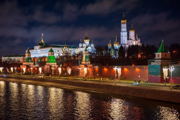 Obraz premium Moscow, Russia - January 03, 2020: View of the Moscow Kremlin, Moscow river and Kremlin embankment at the Christmas illuminations at night.