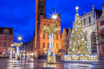 Naklejka premium Gdansk New Year Square with Christmas tree and town hall at sunrise