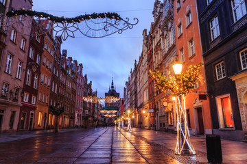 Obraz premium New Year's gate to the old city of Gdansk at sunrise
