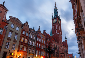 Obraz premium Gdansk New Year Square with Christmas tree and town hall at sunrise