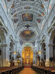 Obraz premium Interior of Dominican Church in Vienna, Austria. Also known as the Church of St. Maria Rotunda, it was built in 1631-1634 in early Baroque style.