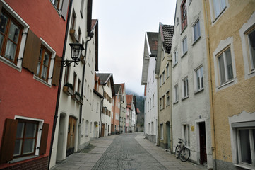 geschlossene Häuserzeile in Innenstadt von Füssen im Allgäu, Deutschland 