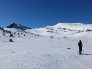 skieur de randonnée alpiniste en haute montagne en neige vers le Péric dans les pyrénées orientales