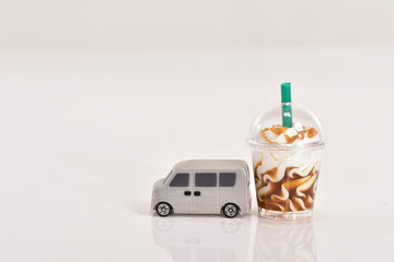 コーヒーカップと車