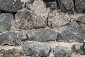 Texture: a wall of folded natural stone, reinforced with a small amount of cement.