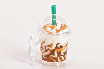 女性とコーヒーカップ