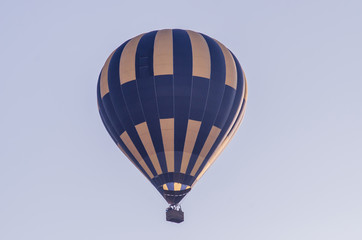 Naklejka premium hot air balloon is flying at sunrise. romantic balloon flights