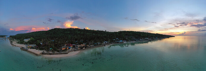 Fototapeta premium Aerial panorama from Nusa Ceningan in Indonesia at sunset