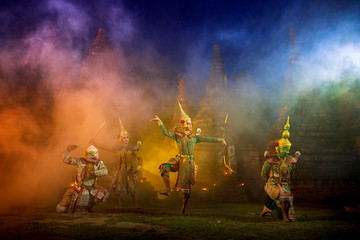 Obraz na płótnie Canvas Ramayana story. The battle of Rama, Prangsorn. Thailand Dancing in masked perform a Thai traditional masked ballet (Khon). Thai culture dancing art in masked khon.