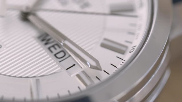 時を刻む腕時計の秒針