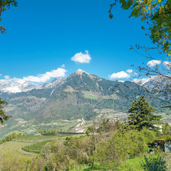 Landschaft bei Meran mit Blick auf Dorf Tirol in Südtirol, Italien