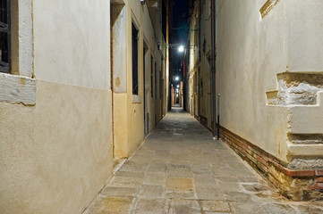 Fototapeta na wymiar narrow street of Venice, Italy
