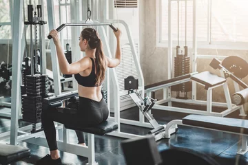 Crédence de cuisine en verre imprimé Fitness Woman doing lat pull pull down exercice dans la salle de fitness