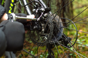 Fototapeta na wymiar cyclist repairs a bike in the forest. 