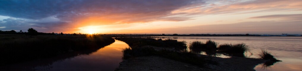Obraz premium Amanecer/atardecer en la Laguna Rosa Torrevieja (Valencia-España)
