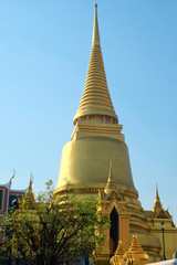Naklejka premium Gilded conical tower in the temple of the Emerald Buddha.