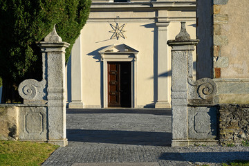Fototapeta na wymiar Kirche Sant'Abbondio, Gentilino bei Lugano, Tessin, Schweiz