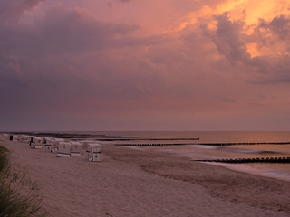 Sonnenuntergang am Strand der Ostsee bei Ahrenshoop, Mecklenburg-Vorpommern, Deutschland