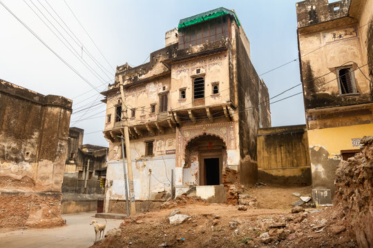 Remains of a deserted old Haveli with ornate painted frescos on the front in Mandawa, Rajasthan India on a clear day.
