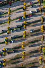 Luftaufnahme eines nicht versiegelten Parkplatzes mit wenigen Fahrzeugen