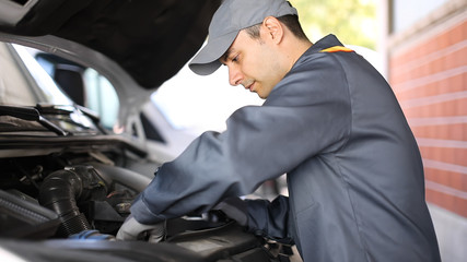 Mechainc fixing a van engine © Minerva Studio