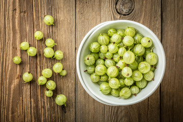 Fresh gooseberry in a white bowl.