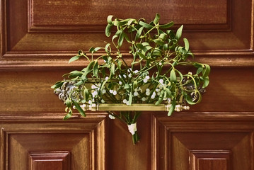 Fototapeta na wymiar wooden door decorated with flowers at Christmas