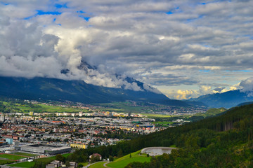 Fototapeta premium Monumentale Wolkenformation mit Blick ins Tal auf Innsbruck