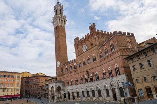 La Torre del Mangia, ubicada en la Piazza del Campo, es la torre c&iacute;vica del Palazzo Pubblico. Construida en siglo XIV y con una altura de 88 metros, es la tercera Torre Medieval m&aacute;s alta de Italia.