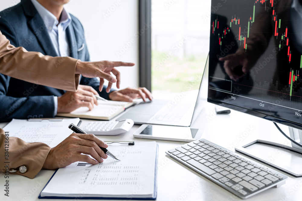 Aufkleber business team partner working with computer, laptop, discussion and analyzing graph stock market tra