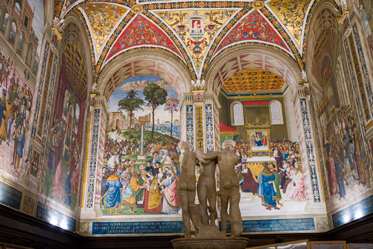 Biblioteca Piccolomini en la Catedral de Siena construida en 1492 completamente decorada con frescos de Pinturicchio, con la ayuda del boloñés Amico Aspertini y el joven Rafael Sanzio.