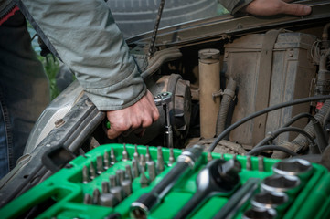 Obraz premium a man repairs an old car