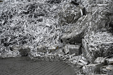 Aluminium Schrott liegt in einer Schrottbox