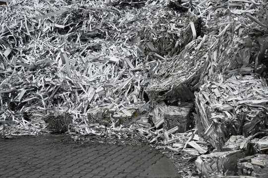 Aluminium Schrott liegt in einer Schrottbox