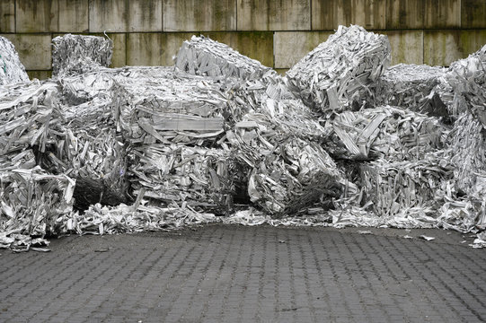 Aluminium Schrott liegt in einer Schrottbox
