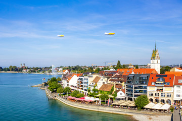 Friedrichshafen mit Zeppelinen, Bodensee, Deutschland  © Sina Ettmer