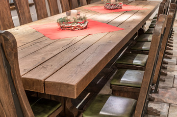 Riesiger Massivholztisch aus Echtholz mit dazu passenden Stühlen im rustikalen Design